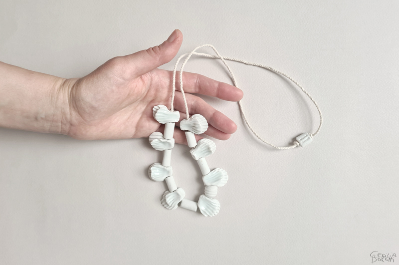 Collar de porcelana por Cecilia Borghi / Porcelain necklace by Cecilia Borghi Collar de porcelana por Cecilia Borghi / Porcelain necklace by Cecilia Borghi