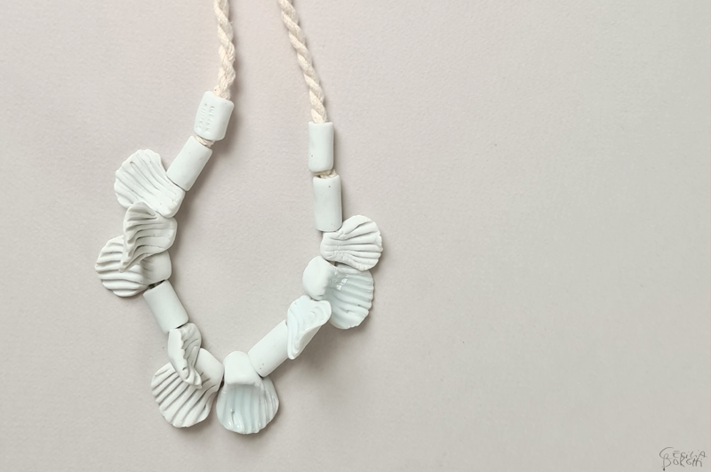 Collar de porcelana por Cecilia Borghi / Porcelain necklace by Cecilia Borghi Collar de porcelana por Cecilia Borghi / Porcelain necklace by Cecilia Borghi