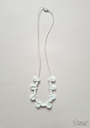 Collar de porcelana por Cecilia Borghi / Porcelain necklace by Cecilia Borghi Collar de porcelana por Cecilia Borghi / Porcelain necklace by Cecilia Borghi
