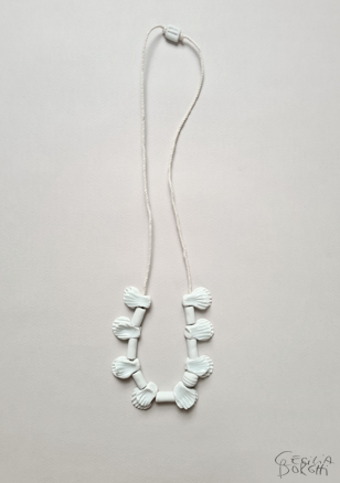 Collar de porcelana por Cecilia Borghi / Porcelain necklace by Cecilia Borghi