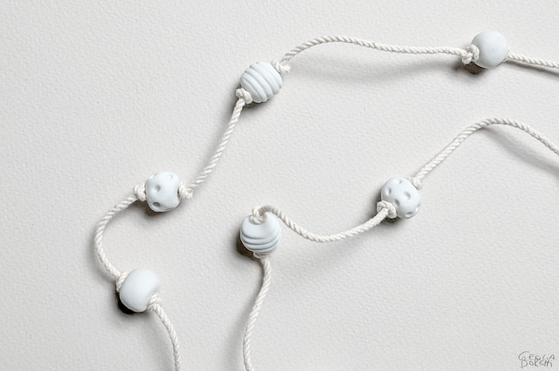 Collar de porcelana por Cecilia Borghi / Porcelain necklace by Cecilia Borghi Collar de porcelana por Cecilia Borghi / Porcelain necklace by Cecilia Borghi